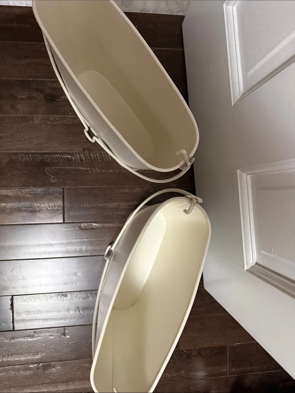 POTTERY BARN SET 2 METAL CREAM HANGING BASKETS NWT! RETIRED MODEL VERY RARE!